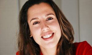 Женщина улыбается