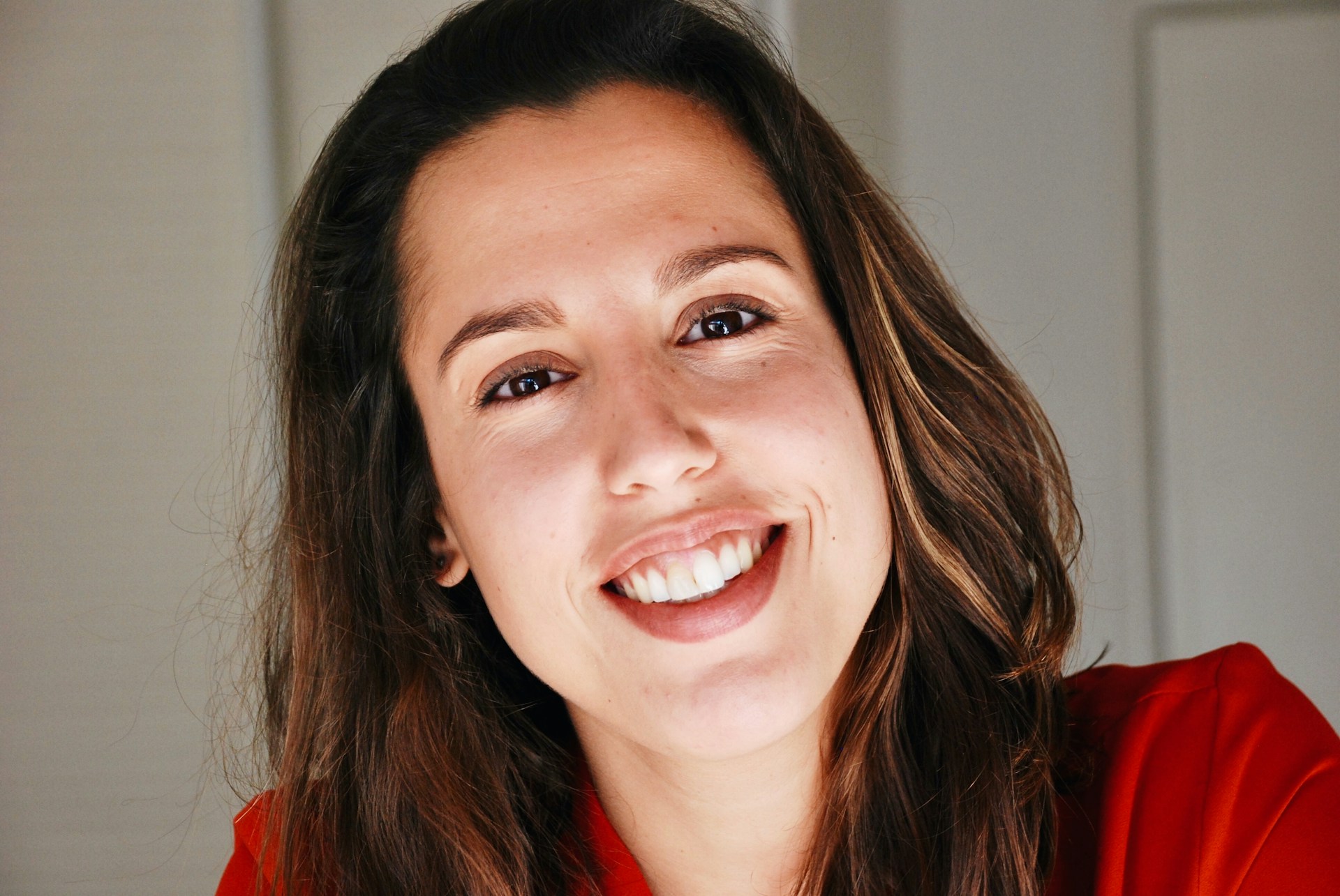 Женщина улыбается