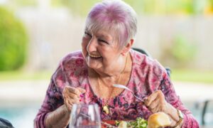 Бабушка ест