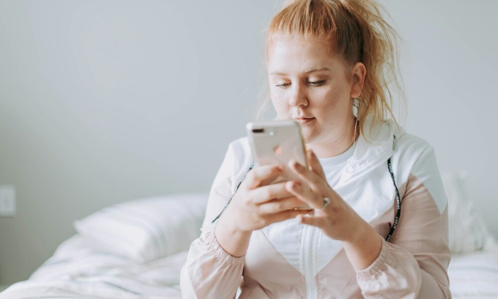 Девушка с телефоном