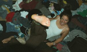 Девушка в груде белья