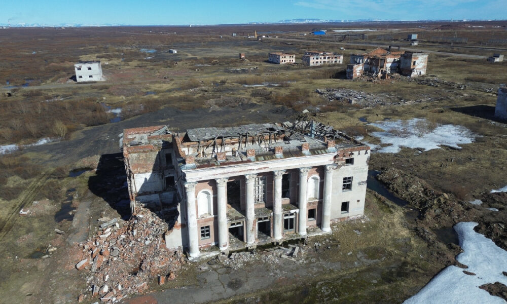 Разрушенный Дом культуры в посёлке Республики Коми