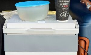 Автохолодильник в машине путешественников