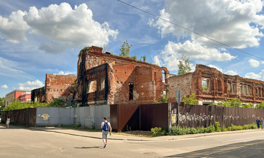 Разрушенное здание в Кимрах