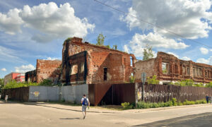 Разрушенное здание в Кимрах