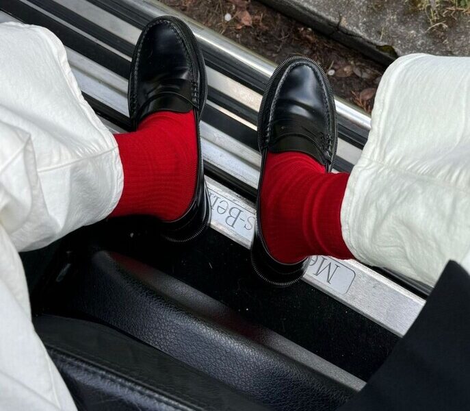 Чёрная обувь и красные носки
