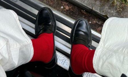 Чёрная обувь и красные носки