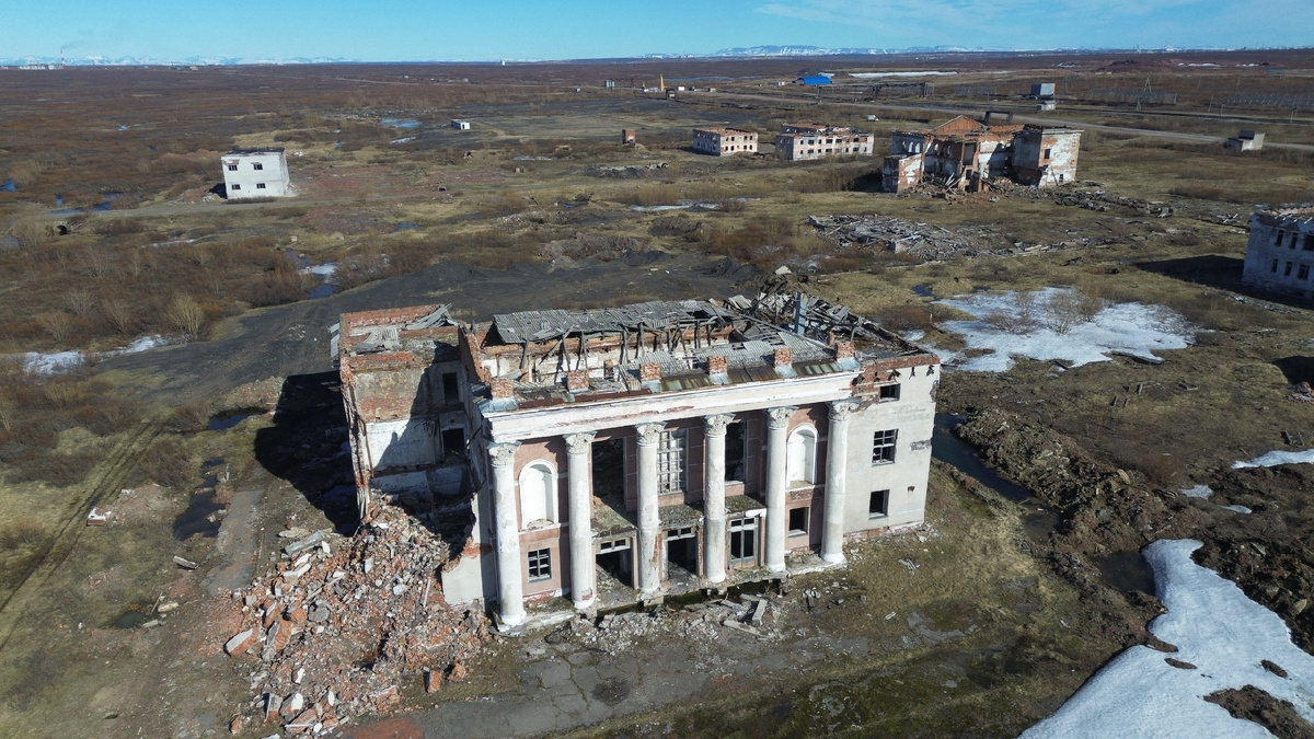 Разрушенный Дом культуры в посёлке Республики Коми