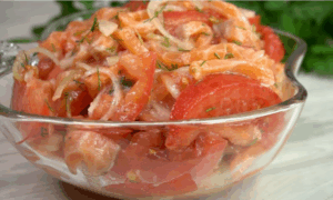 Салат с красной рыбой и томатами