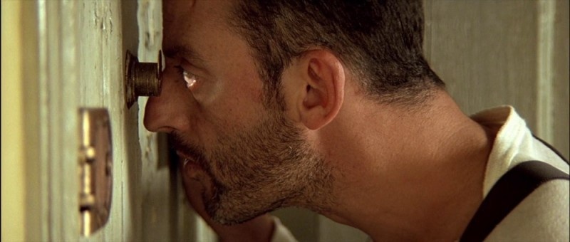 Актёр Жан Рено смотрит в дверной глазок