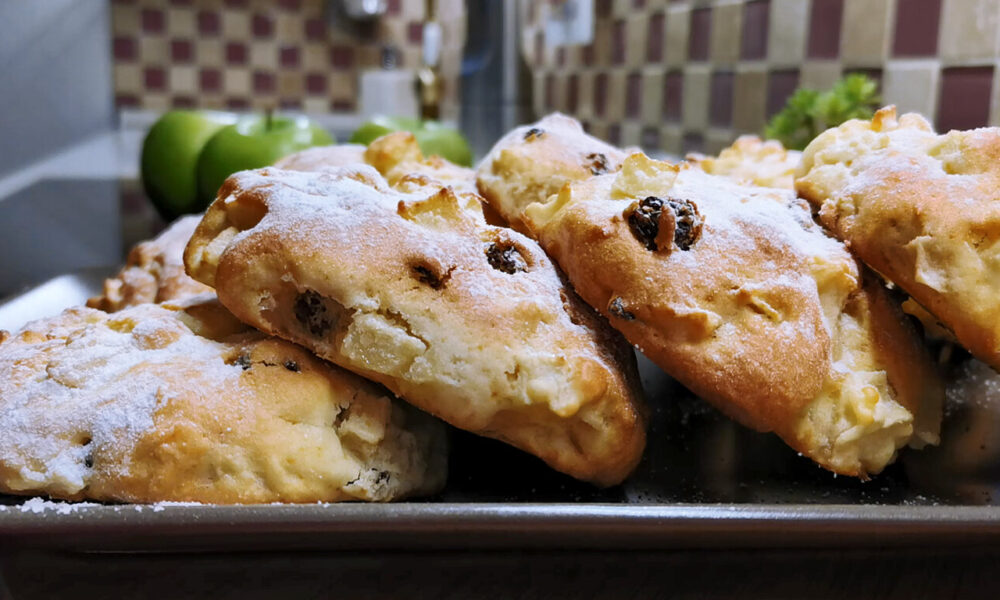 Яблочные булочки с сахарной пудрой