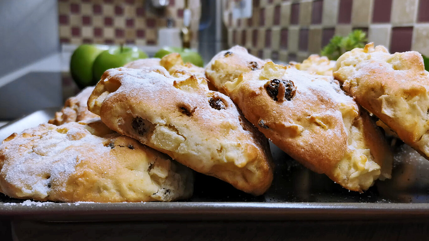 Яблочные булочки с сахарной пудрой