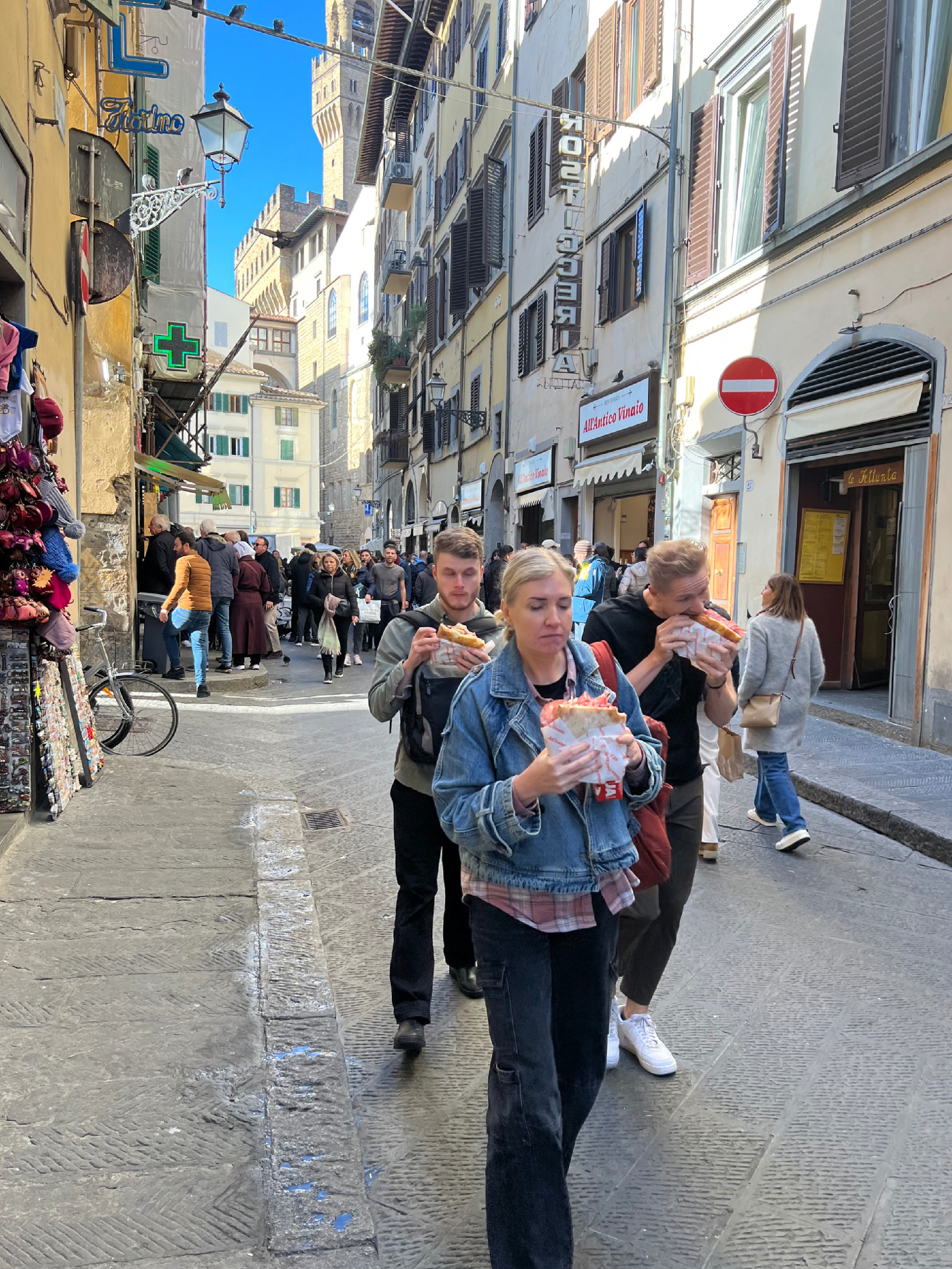 Итальянцы завтракают на бегу.