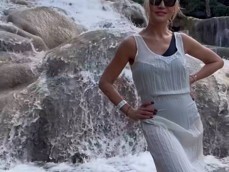 Кристина Орбакайте на фоне водопада