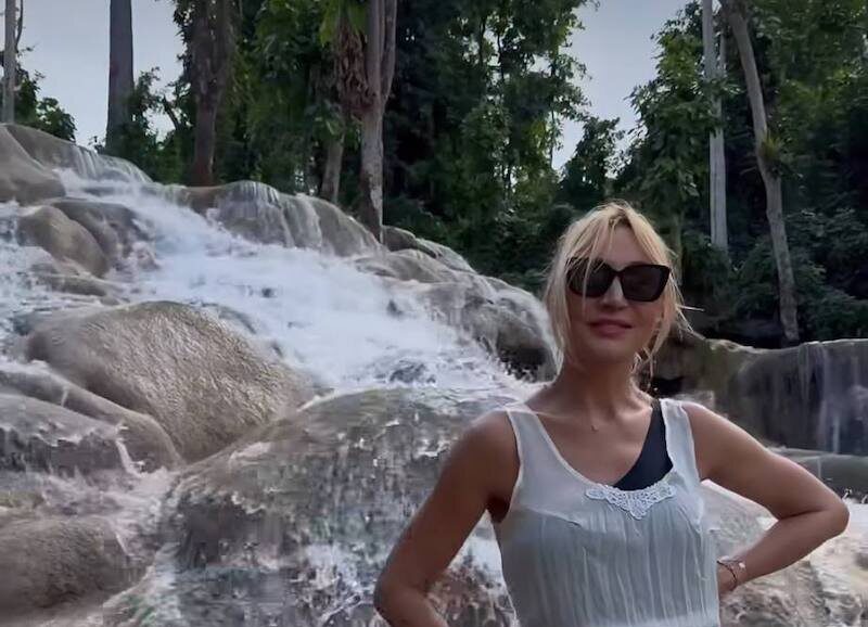 Кристина Орбакайте на фоне водопада