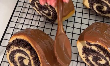 кулинар покрывает булочки шоколадом