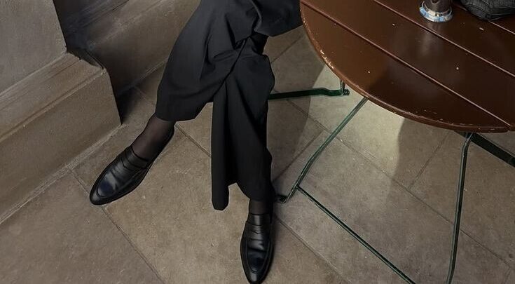 Лук из чёрных брюк, лоферов и полупрозрачных гольфов