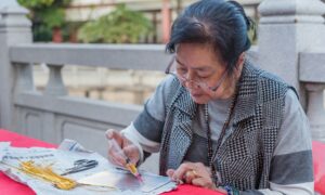 Женщина рисует