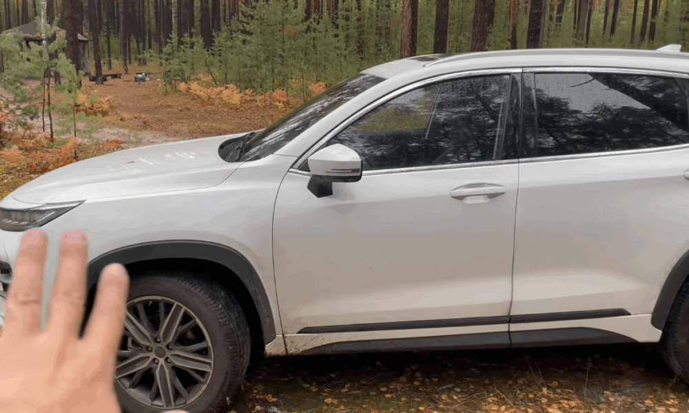 Автомобиль белый