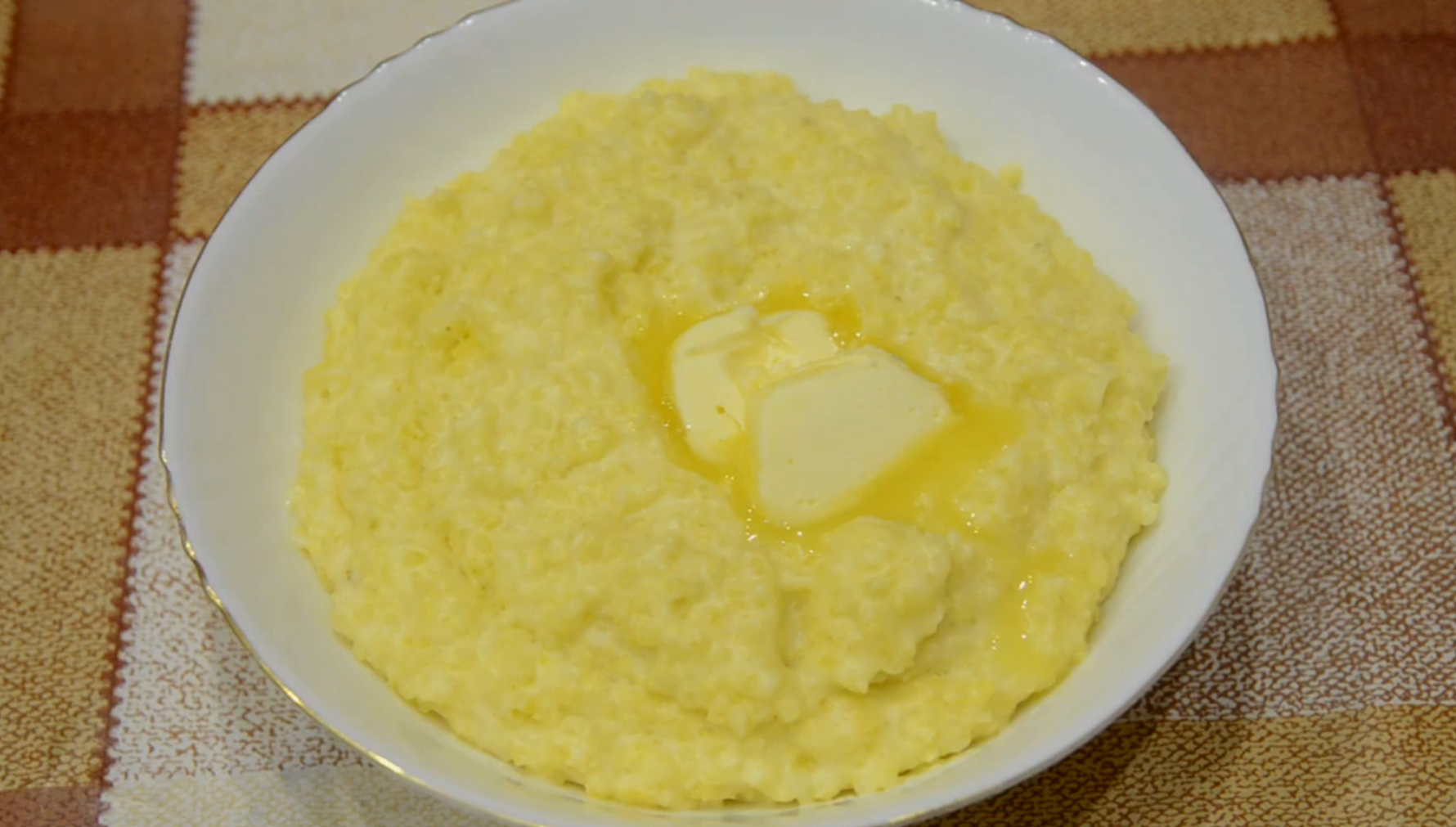 Рассыпчатая пшённая каша с маслом.