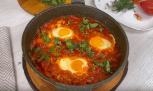 Готовая шакшука в сковороде.