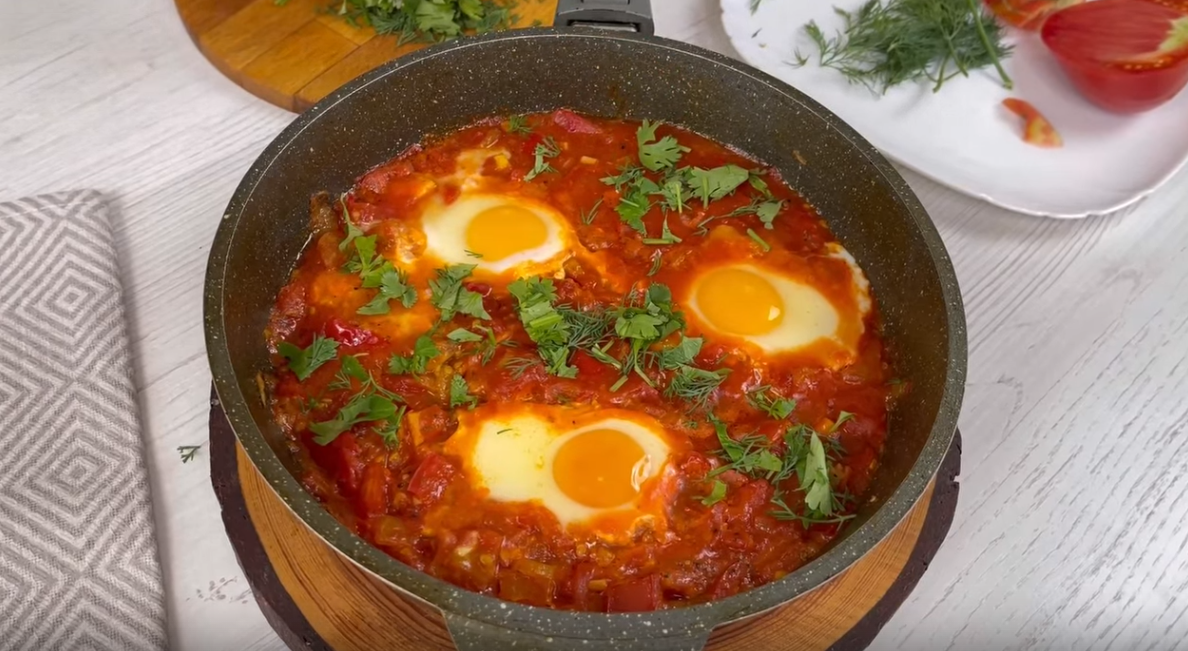 Готовая шакшука в сковороде.