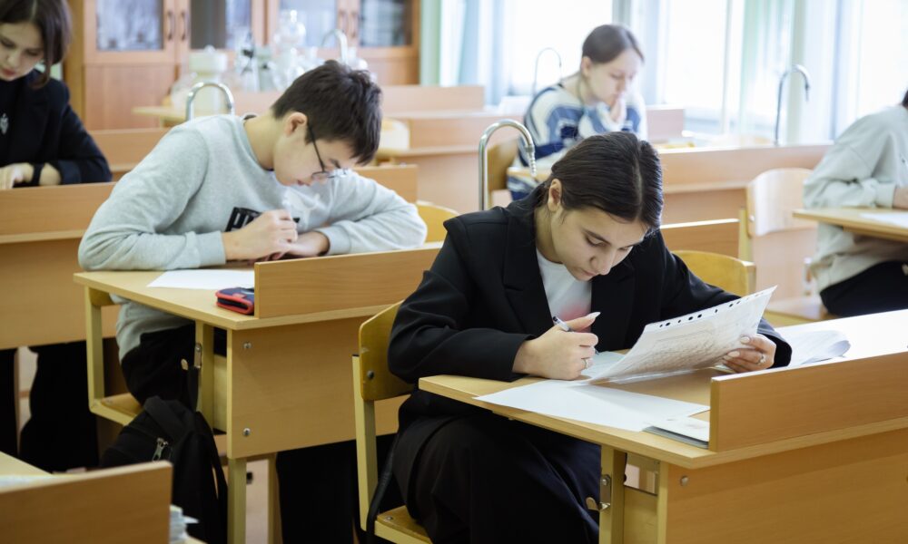 старшеклассники сидят на экзамене