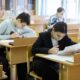 старшеклассники сидят на экзамене