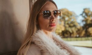 Девушка в бежевом пальто