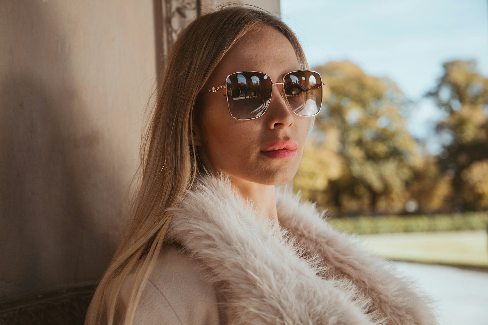Девушка в бежевом пальто