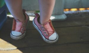 Девушка в кроссовках