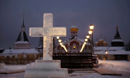 ледяной крест на Валдайском озере