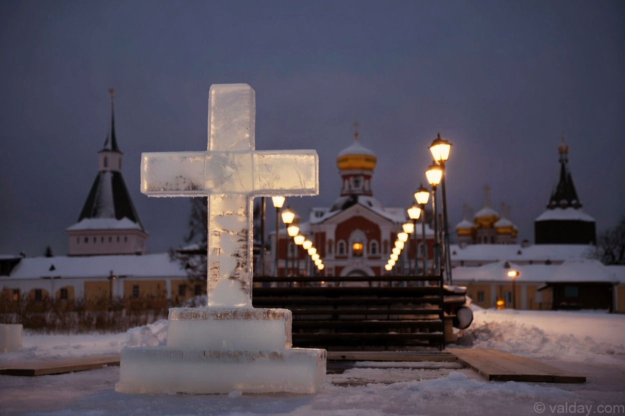 ледяной крест на Валдайском озере