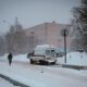 скорая помощь едет по заснеженной дороге