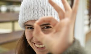 Довольная девушка