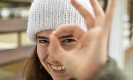 Довольная девушка