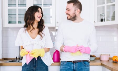 парень и девушка убираются дома
