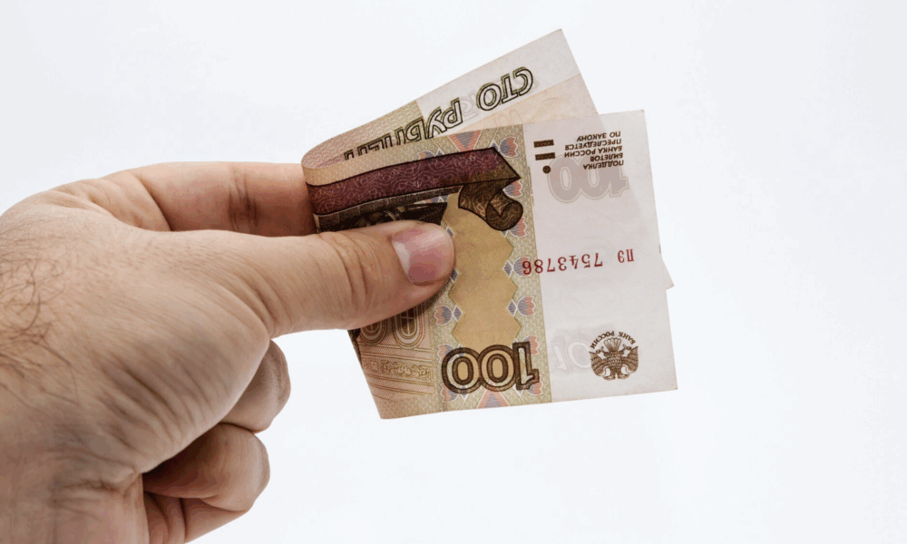рука держит деньги