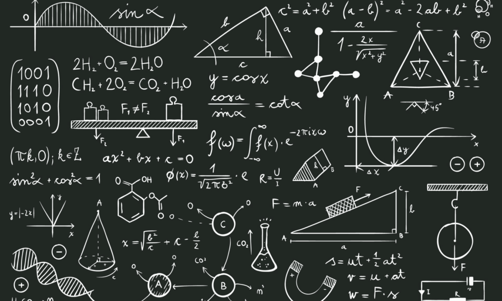 разные математические формулы написаны на доске