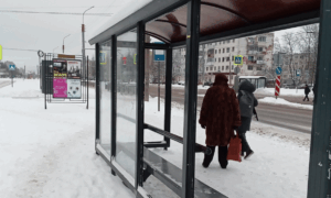 разбитая остановка в Великом Новгороде