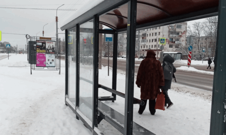 разбитая остановка в Великом Новгороде