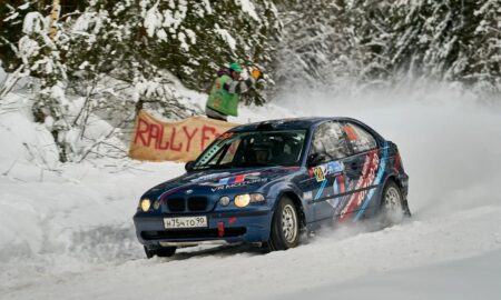 спортивный автомобиль на ралли