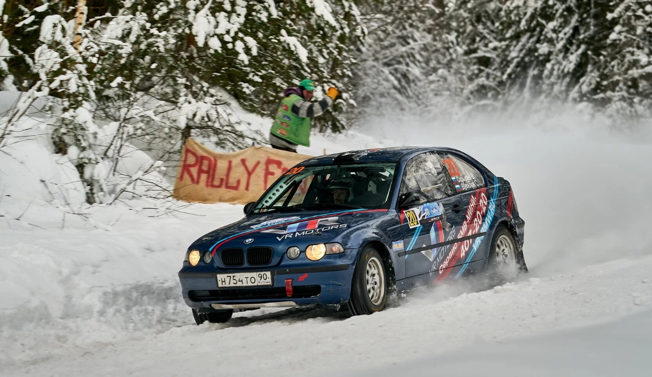 спортивный автомобиль на ралли