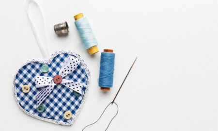 нитки и иголки на столе