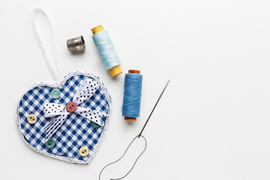 нитки и иголки на столе