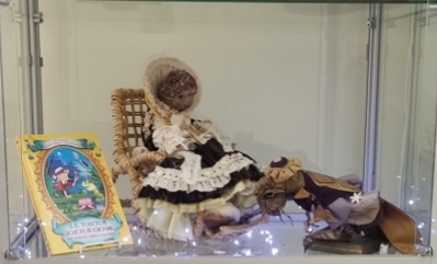 куклы и игрушки на витрине