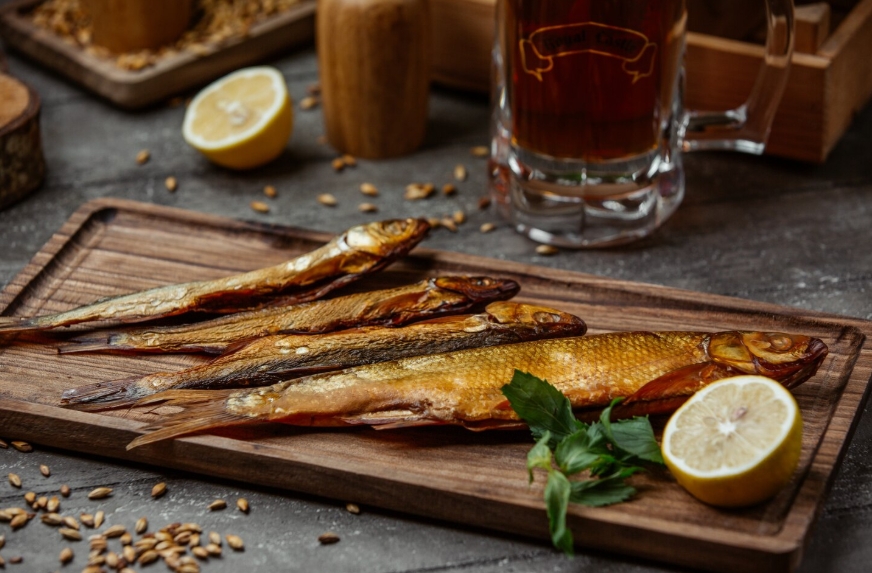копченая рыба на столе
