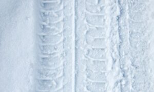 alt следы машины на дороге