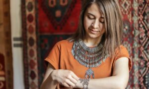 Девушка с украшениями