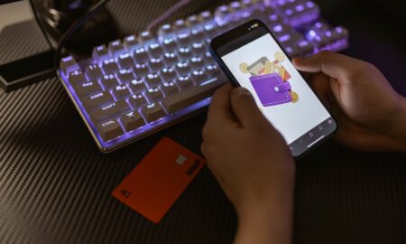 телефон в руках